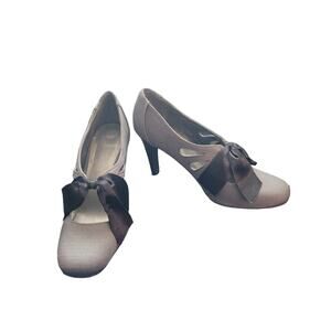 Ann Marino Latitude Gray Heels with a Beautiful Black Bow, sz. 7 1/2
